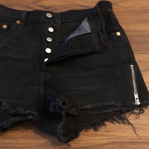 Levi’s Black denim short shorts with zipper and button up details. Size 27 - Picture 6 of 8